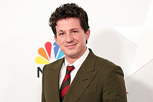 「チャーリー・プース、激辛チキンに苦戦しながら【スーパーボウル】での国歌パフォーマンスを振り返る」