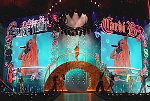 カーディ・Ｂ「カーディ・B、米ヒューストン公演でミーガン・ザ・スタリオンがサプライズ登場し「WAP」披露」