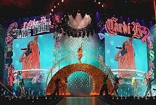 「カーディ・B、米ヒューストン公演でミーガン・ザ・スタリオンがサプライズ登場し「WAP」披露」