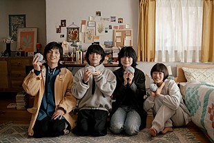 「Homecomings、主題歌を務めるドラマ『冬のなんかさ、春のなんかね』の撮影スタジオへ表敬訪問」