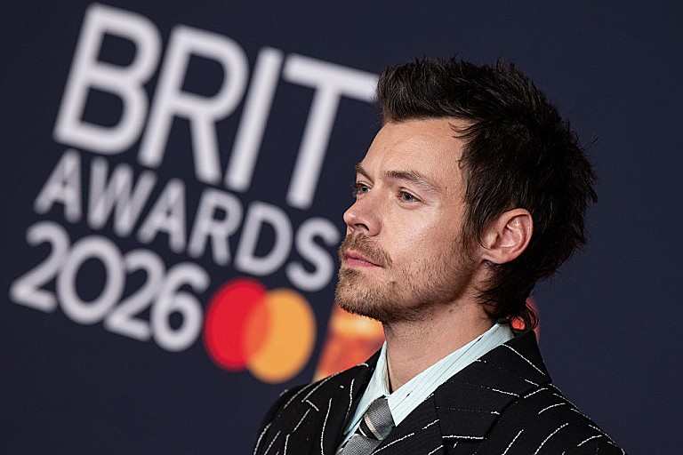 ハリー・スタイルズ「ハリー・スタイルズ、クィアベイティング疑惑に言及し『SNL』モノローグでベン・マーシャルにキス」