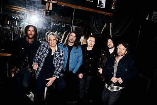 「フー・ファイターズ、ニューALより新曲「Caught In The Echo」＆日本語入り国内盤ジャケット公開」