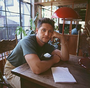 「ナイル・ホーラン、ニューAL『ディナー・パーティー』より偶然の出会いを描いたタイトル曲公開」