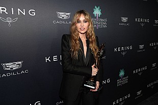 「マイリー・サイラス、『ハンナ・モンタナ 20周年記念スペシャル』より新曲配信へ「若かった頃のあなたへの贈り物」」