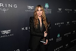 マイリーサイラス ノベルティ 1ドル札カード　ハンナモンタナ マイリー・サイラス、『ハンナ・モンタナ 20周年記念スペシャル』より