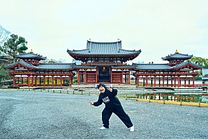 岡崎体育「岡崎体育のインディーズ・ベスト盤『盆地テクノ』発売&ツアーが決定、新アー写は平等院で撮影」