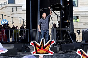 ブルース・スプリングスティーン、【ノー・キングス】集会で「Streets