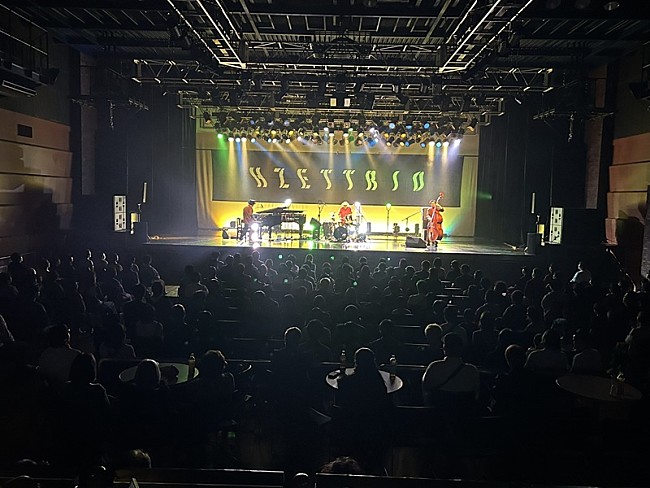 「H ZETTRIO、約8年ぶり沖縄公演のレポート到着＆ニューAL『QUESTUNE』ジャケ写解禁」1枚目/5