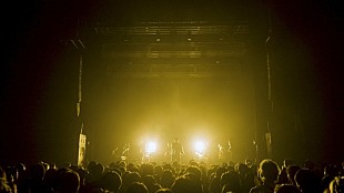 「jo0ji、最新ツアーから「不屈に花」ライブ映像公開」