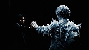 「Novelbright、アニメ『氷の城壁』OP曲「透明」MV公開　光によって歪んだ空間や氷の世界を表現」