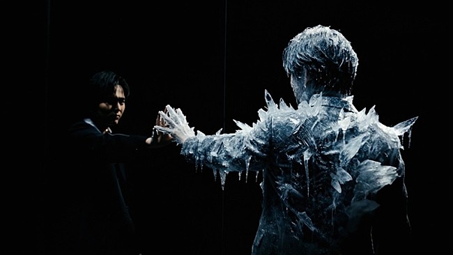 「Novelbright、アニメ『氷の城壁』OP曲「透明」MV公開　光によって歪んだ空間や氷の世界を表現」1枚目/2