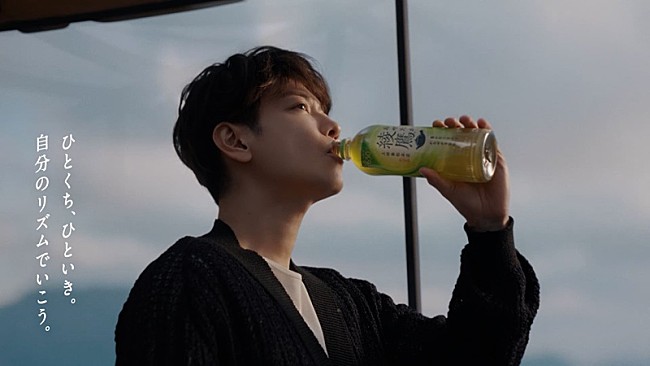 「宇多田ヒカル、佐藤健が出演「綾鷹」新CMに新曲「パッパパラダイス」起用＆ラジオで音源フル尺OAも」1枚目/2