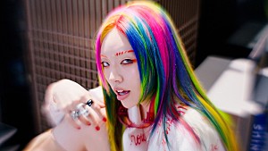 ちゃんみな「ちゃんみな、“超巨大パンケーキ”型のステージで「FLIP FLAP」パフォーマンスするMV公開」