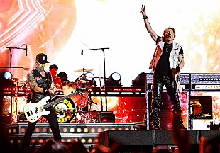 「ガンズ・アンド・ローゼズ、「Bad Apples」を35年ぶりにライブで演奏」