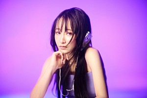 乃紫「乃紫、“大都会東京”がテーマの新曲「バグった女神」配信リリース」