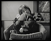 「角銅真実、アニメ『クジマ歌えば家ほろろ』EDテーマ「ほろろ逍遥」MV公開」1枚目/3