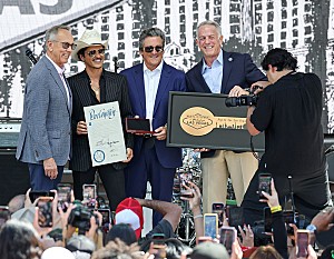ブルーノ・マーズ「ブルーノ・マーズ、米ラスベガスで【ザ・ロマンティック・ツアー】開幕&ザ・ストリップの鍵を授与」