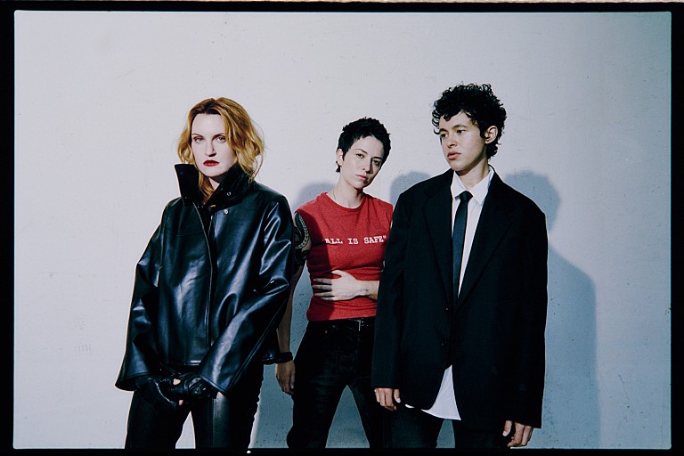 MUNA「MUNA、エモーショナルな新曲「So What」MV公開」