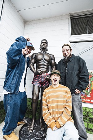 WANIMA「WANIMA、ギタリスト・KO-SHINの肉体美を模った銅像の除幕式に登場」