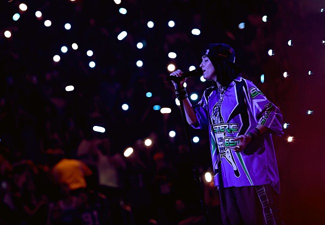 「ビリー・アイリッシュ、ジェームズ・キャメロン監督による3Dコンサート映画の最新トレイラー解禁「観る人の度肝を抜く」」1枚目/1