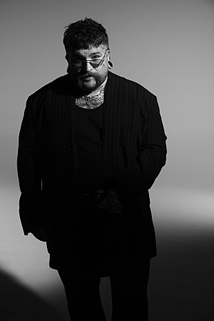 「テディ・スウィムズ、恋愛における痛みを描いた「Mr. Know It All」公開」