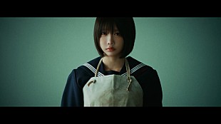 「ano、制服×エプロン姿で怪しげに佇む「愛晩餐」MVティザー公開」