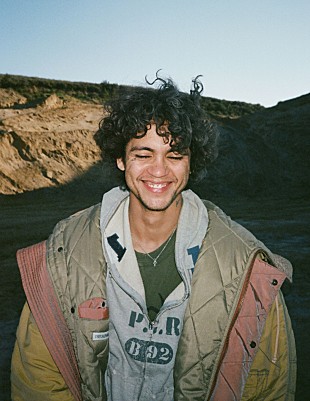 「ドミニク・ファイク、リバイバル・ヒット中「Babydoll」和訳付きMV公開」