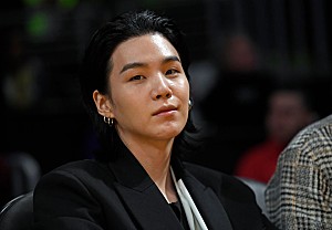 SUGA「SUGA、BTSの存続は“当然のこと”と語る「70代、80代になっても続けられる」」