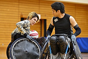 「　日曜劇場「ＧＩＦＴ」「“車いすラグビ－版スラムダンク”と言ってもいいと思う」「一番星＝涼（山田裕貴）と褐色矮星＝圭二郎（本田響矢）の出会いと対決に見入った」」