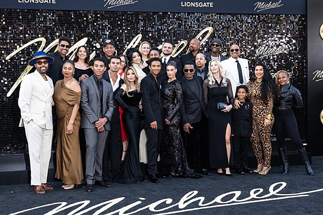 「映画『Michael／マイケル』、ジャクソン一家も姿を見せたLAプレミアのレポート到着＆最終トレーラー解禁」1枚目/8