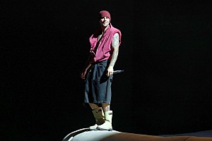 ジャスティン・ビーバー「ジャスティン・ビーバー、【コーチェラ】ウィークエンド2から妻ヘイリーや豪華ゲストとの写真を公開」