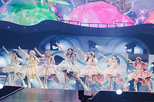 「FRUITS ZIPPERのアリーナツアー開幕、ポップでハッピーな「ふるっぱれーど」MV公開」