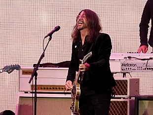 「フー・ファイターズ、『SNL UK』で「Caught in the Echo」と「Child Actor」をライブ初披露」