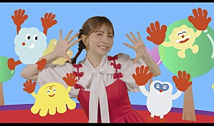 「May J.、初のキッズソング「はいふぁいぶ！」MV公開」