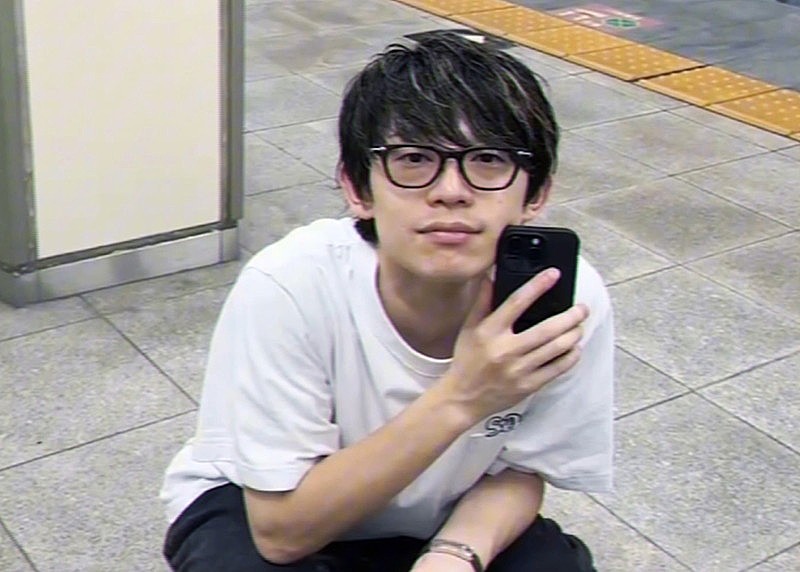 「川崎鷹也、弾き語り楽曲「90℃」MVはオフショットで構成」1枚目/3