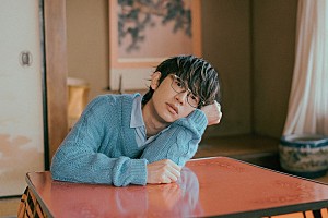 川崎鷹也、弾き語り楽曲「90℃」MVはオフショットで構成 | Daily News