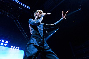 「mgk、スリップノットのコリィ・テイラーとの確執について語る「殴られたから殴り返した」」