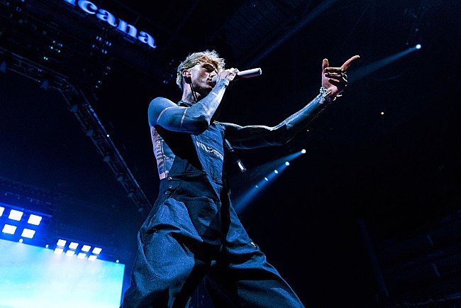 「mgk、スリップノットのコリィ・テイラーとの確執について語る「殴られたから殴り返した」」1枚目/1