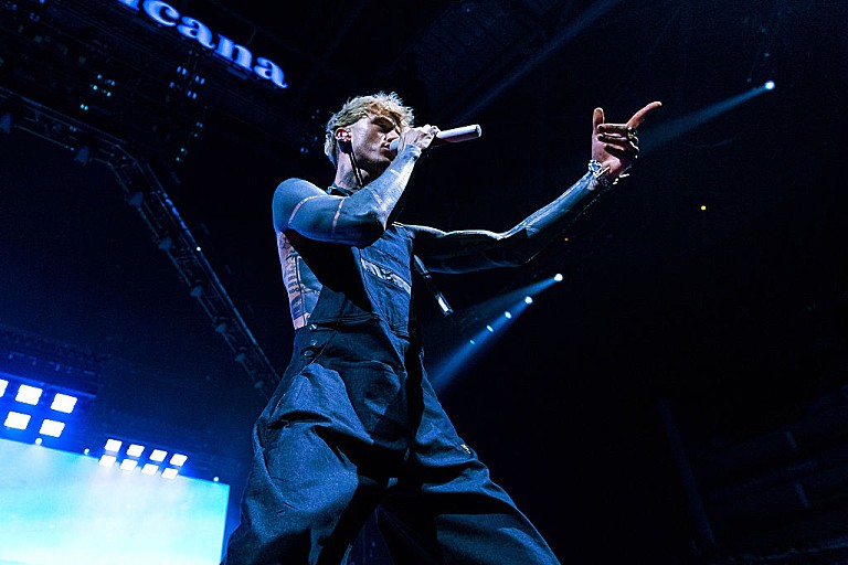 ｍｇｋ「mgk、スリップノットのコリィ・テイラーとの確執について語る「殴られたから殴り返した」」