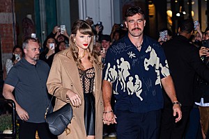 テイラー・スウィフト「トラヴィス・ケルシー、テイラー・スウィフトと一緒にいると“より男らしくなれる”と明かす」