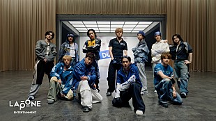 「INI、遊び心をまじえながらダンスを楽しむ「DUM」パフォーマンス映像を公開」