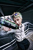 「MON7A、髪色をグリーンに染めてアサヒ飲料『green cola』WEB CMに登場」1枚目/4