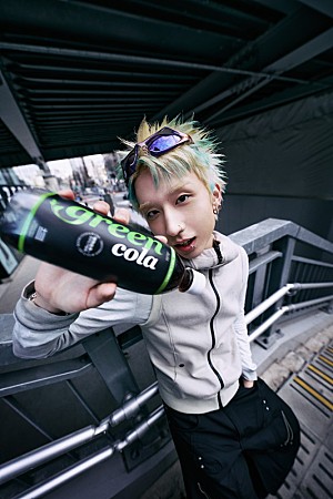 MON7A「MON7A、髪色をグリーンに染めてアサヒ飲料『green cola』WEB CMに登場」
