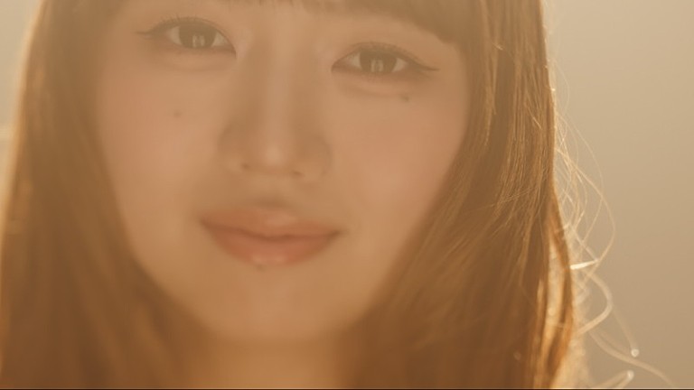 ふみの「ふみの、普遍的な危うさを描いた「よくあるはなし」MVは舞台作品のような映像に」