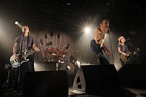 ザ・クロマニヨンズ「ザ・クロマニヨンズ、47都道府県ツアー完遂　7月には同ツアーのライブアルバム発売」