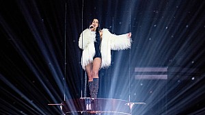 デュア・リパ「デュア・リパ、テーム・インパラのロンドン公演にサプライズ出し2曲披露」
