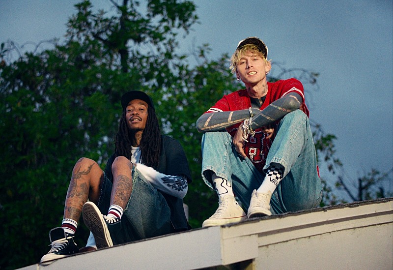 「mgk、夏の訪れを感じさせるウィズ・カリファとのニュー・シングル「girl next door」発表＆ドラマ仕立てのMV公開」1枚目/2