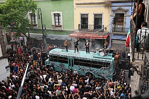 U2「U2、新曲「Street of Dreams」MVをメキシコで撮影」