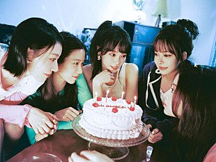 「LE SSERAFIM、幼少期の思い出の中へ招くコンセプトフォト＆フィルム「PEONY ROOM」公開」