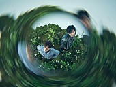 「ポルノグラフィティ、新アーティスト写真のテーマは“水”」1枚目/1